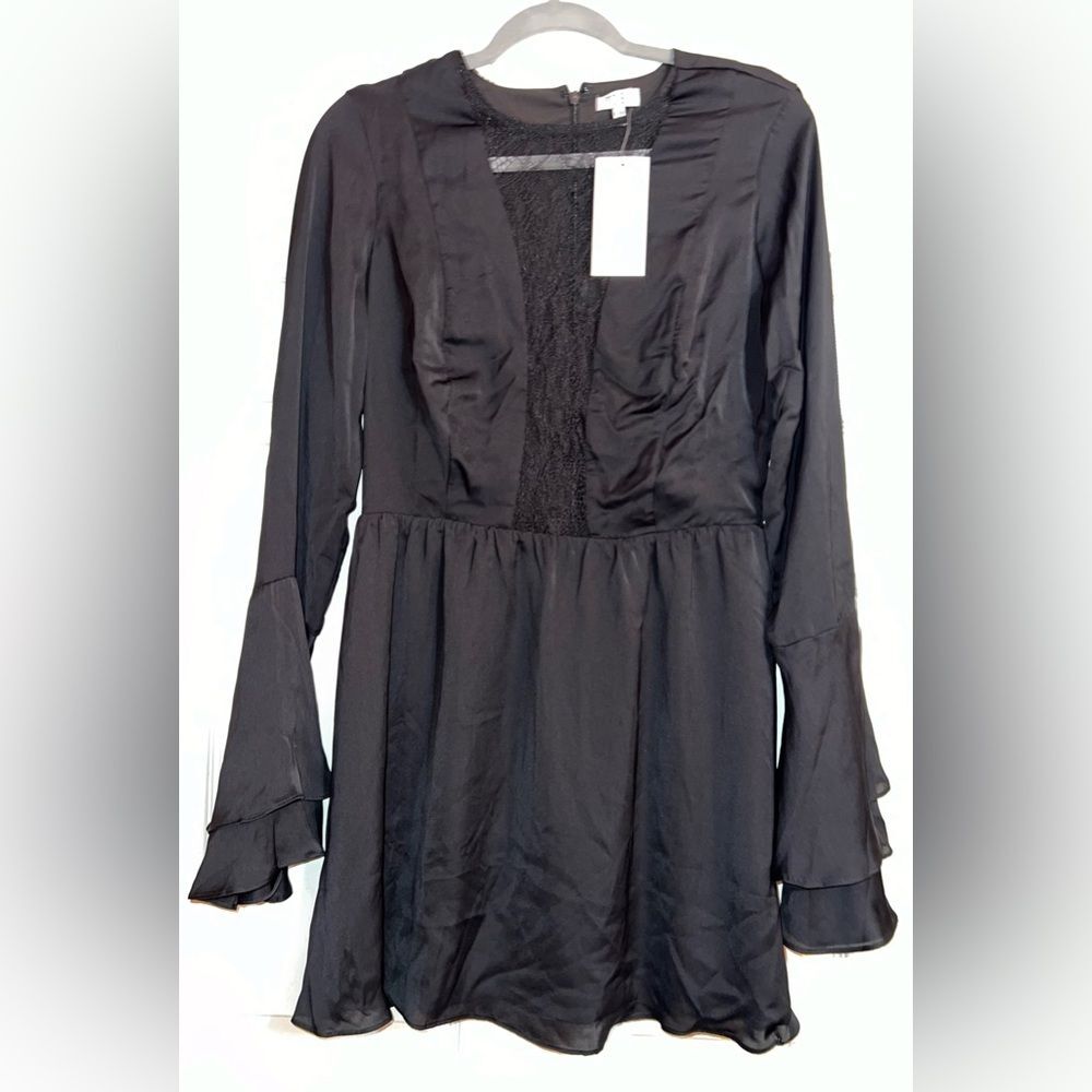 Tobi Black Lace Center Flowy Dress with Ruffle Sleeves Size Large NWT